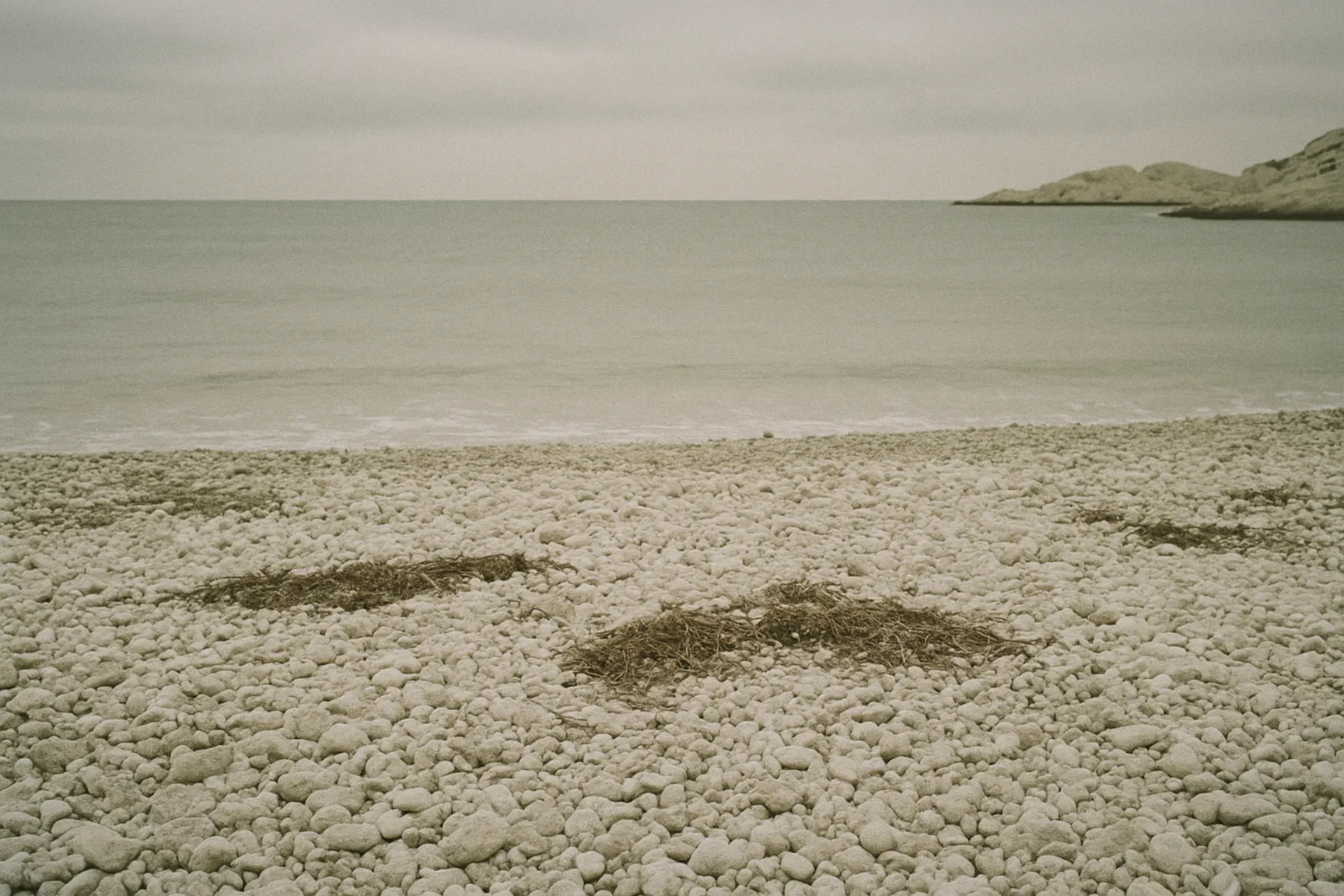 Ein Kieselstrand bei Marseille, an einem bedeckten Wintermorgen. Nichts wurde dort abgelegt.