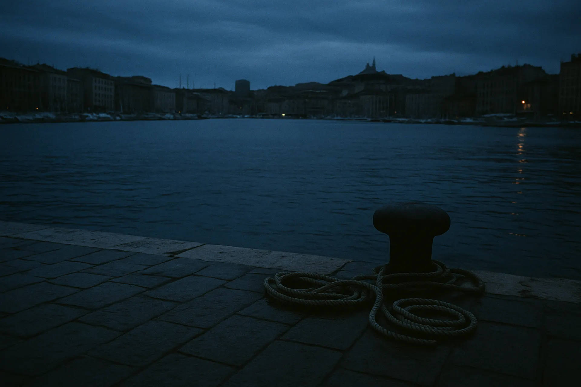 El viejo puerto de Marsella a la hora azul, el muelle mojado, nadie.